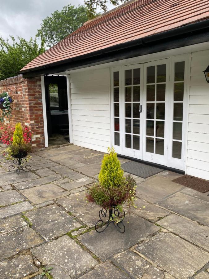 The Garth Guest Suite Studio Cottage Lingfield Exteriör bild